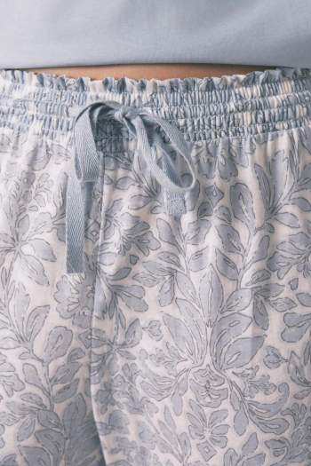 Довга піжама зі 100% бавовни синя з квітковим принтом