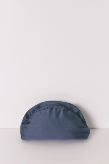 Синяя косметичка из атласа с клапанной застёжкой