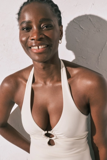 Купальник коригуючий з глибоким вирізом білий