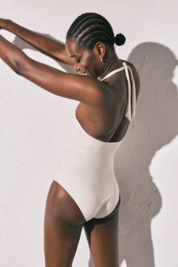 Купальник коригуючий з глибоким вирізом білий