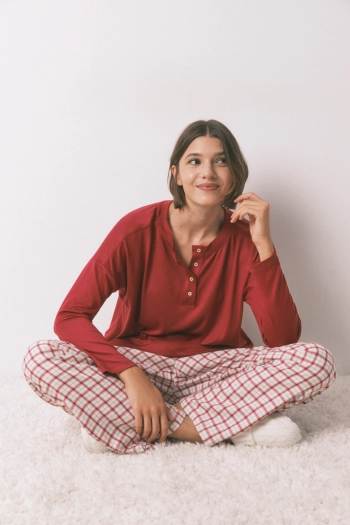 Червона футболка з довгими рукавами