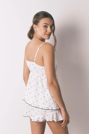 Біла піжама з принтом у вигляді сердечок.