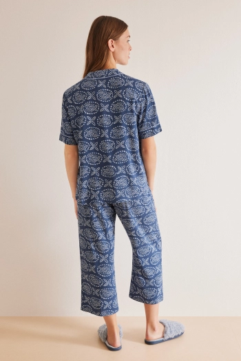 Классическая синяя пижама с брюками капри с узором пейсли