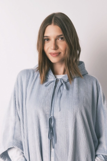 Коротке флісове пончо з рельєфною фактурою