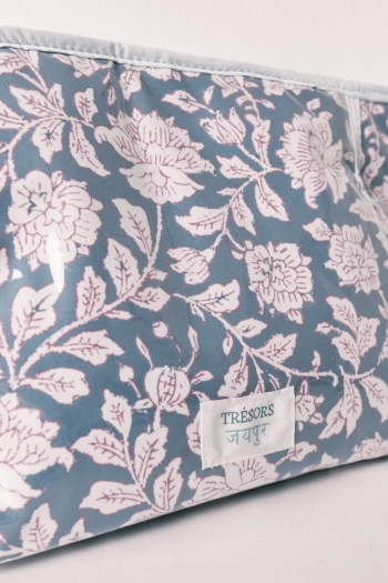 Косметичка середня синя з квітковим принтом