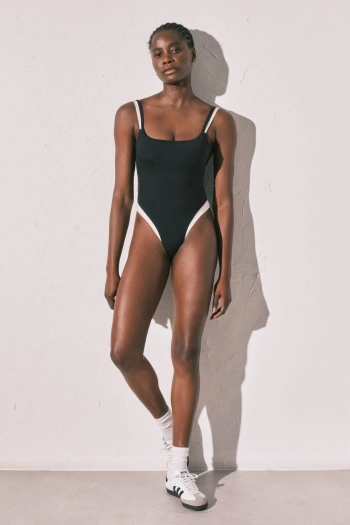 Чорно-білий купальник з відкритою спиною