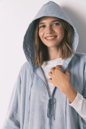 Коротке флісове пончо з рельєфною фактурою