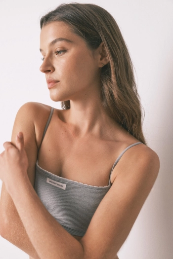 Серый бесшовный топ с прямым вырезом