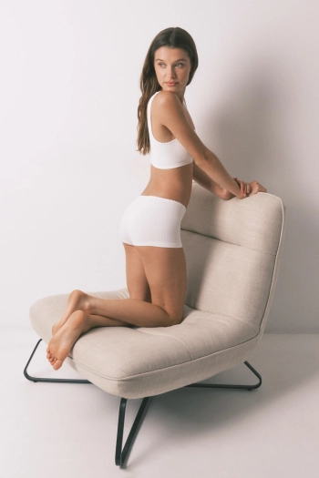 Білі безшовні трусики-боксери в рубчик