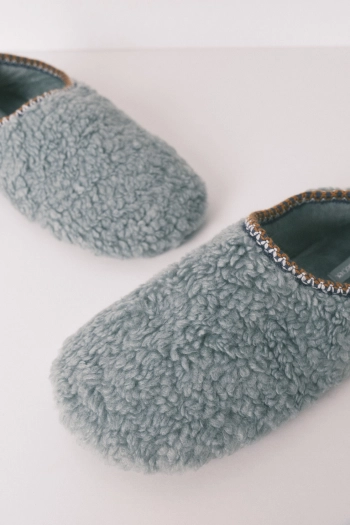 Зеленые домашние тапочки из искусственной овчины