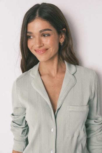 Довга піжама зі зеленої рельєфної бавовни.