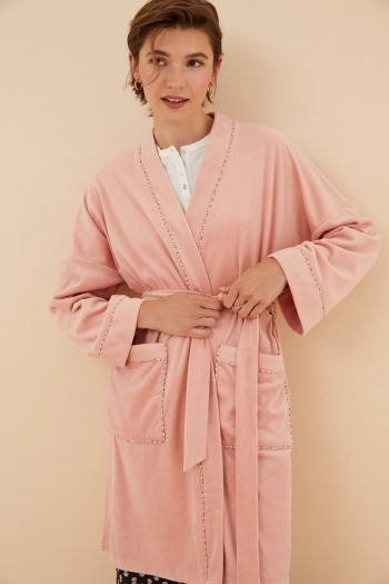 Розовый бархатный халат миди