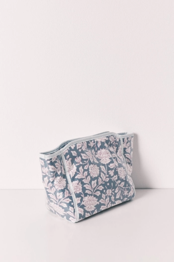 Косметичка середня синя з квітковим принтом