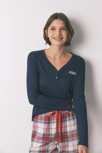 Синя футболка з довгими рукавами та вафельною текстурою