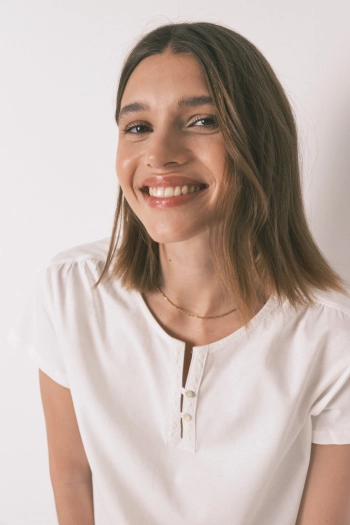 Бавовняна футболка з вишивкою та ґудзиками