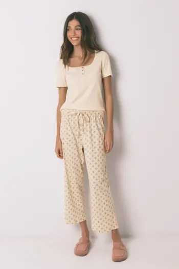 Желтая хлопковая пижама с капри и цветочным принтом