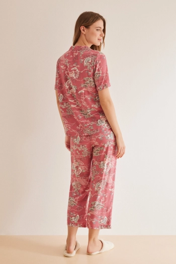 Классическая темно-бордовая пижама с капри с цветами