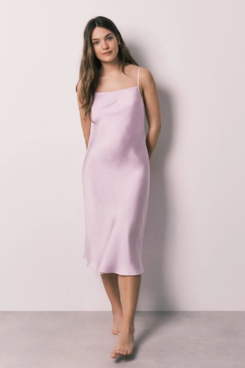 Атласная ночная рубашка миди на бретелях