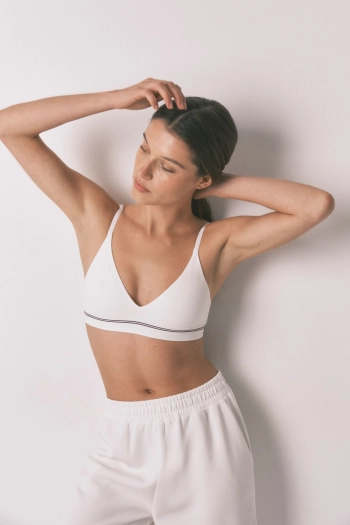 NATURAL треугольный бесшовный топ  белого цвета