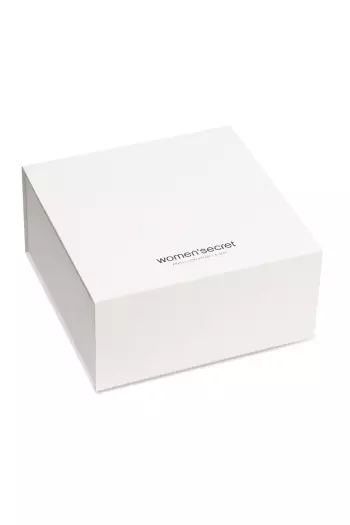 Белая подарочная коробка с магнитным клапаном 26,5*26,5*13 см