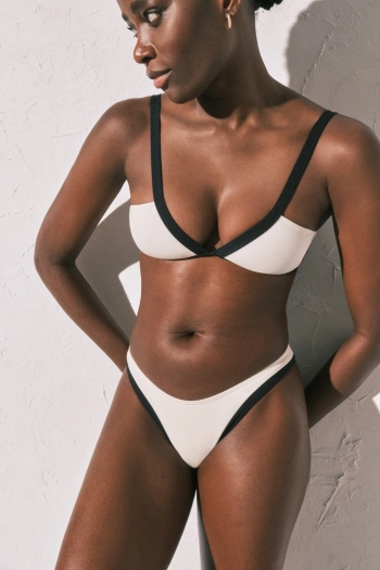 Трусики-бикини бразилиана в черно-белом цвете