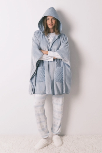 Коротке флісове пончо з рельєфною фактурою