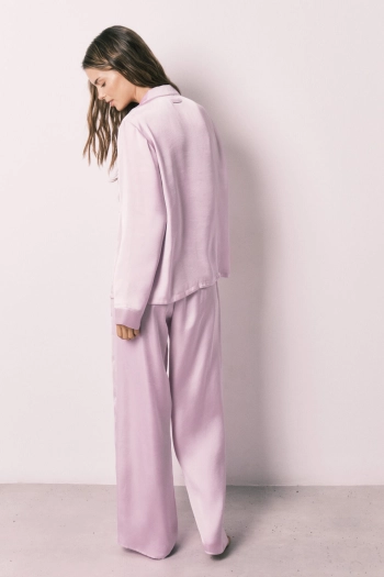 Довга атласна піжама сорочкового крою