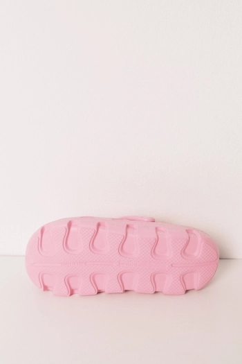 Розовые блестящие резиновые сабо на платформе.