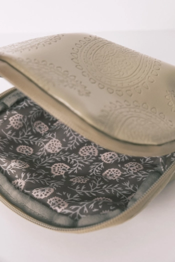 Маленькая лаковая косметичка