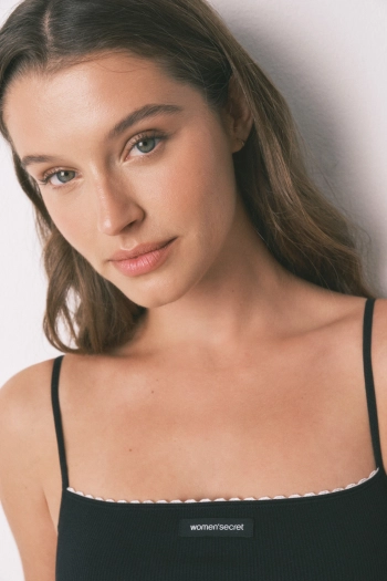 Черный бесшовный топ с прямым вырезом