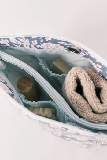 Косметичка середня синя з квітковим принтом