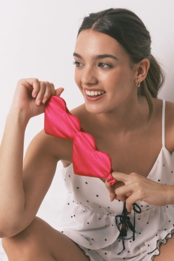 Біла піжама з принтом у вигляді сердечок.