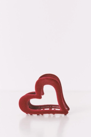 Маленькая заколка «сердце» цвета бордо