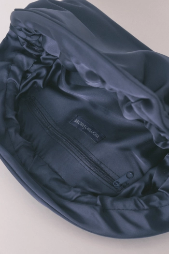 Синяя косметичка из атласа с клапанной застёжкой