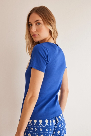 Синяя футболка в рубчик с короткими рукавами