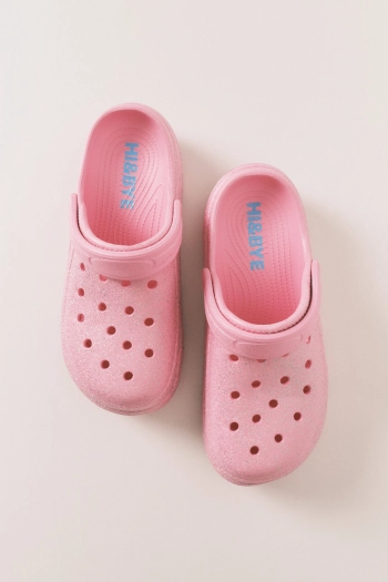 Розовые блестящие резиновые сабо на платформе.