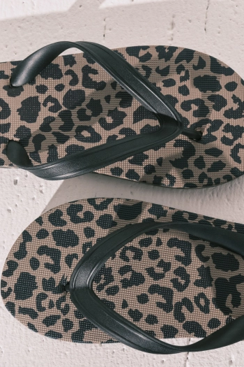 Широкі сандалі з анімалістичним принтом