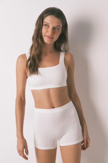 Білий безшовний топ з в'язаною текстурою