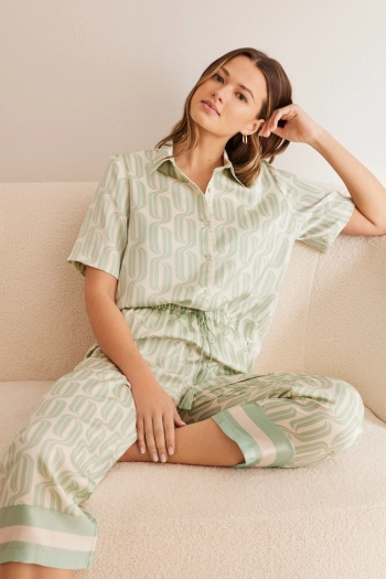 Классическая пижама со штанами-капри с геометрическим принтом