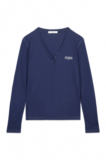 Синя футболка з довгими рукавами та вафельною текстурою