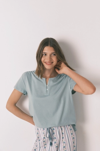 Хлопковая футболка с вышивкой и пуговицами