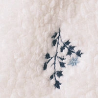 Короткий жилет из мягкого флиса белый с вышивкой