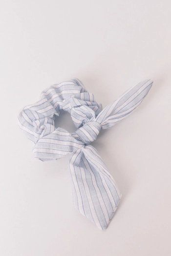 Блакитна резинка в смужку з бантом