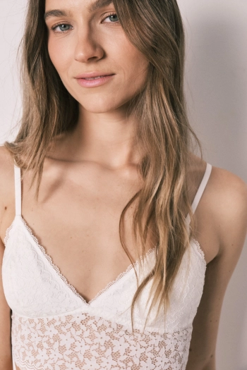 Белый кружевной бюстгальтер бралетт треугольной формы