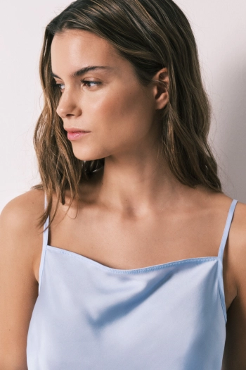 Атласная ночная рубашка миди на бретелях