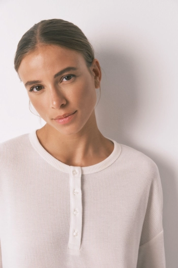 Белая длинная пижама с вафельной фактурой