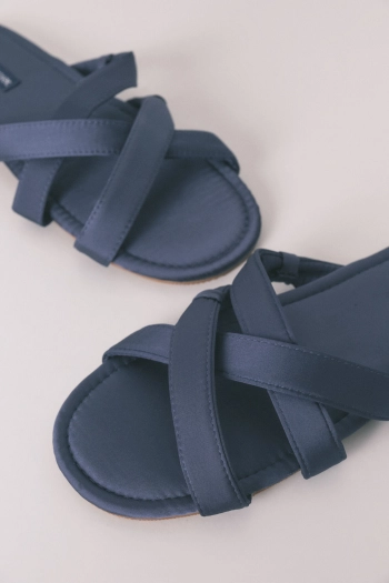 Домашние тапочки из атласа с перекрещенными ремешками.