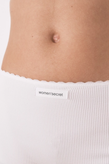 Білі безшовні трусики-боксери в рубчик