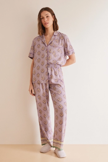 Классическая фиолетовая пижама с короткими рукавами и цветочным принтом