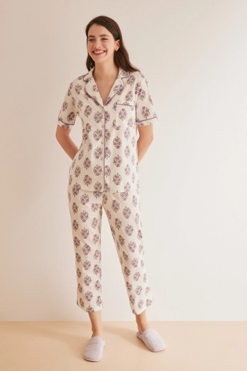 Класична піжама зі штанами-капрі з квітковим принтом з короткими рукавами